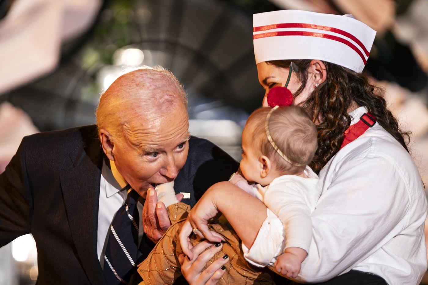 Joe Biden a mușcat în glumă un copil, în timpul petrecerii de Halloween de la Casa Albă. Imaginile au devenit virale