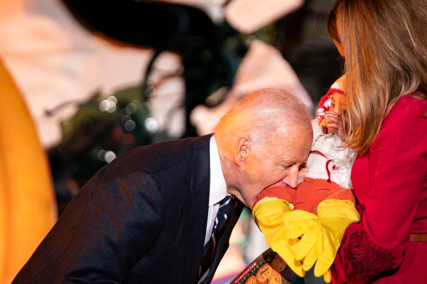 Joe Biden a mușcat în glumă un copil, în timpul petrecerii de Halloween de la Casa Albă. Imaginile au devenit virale