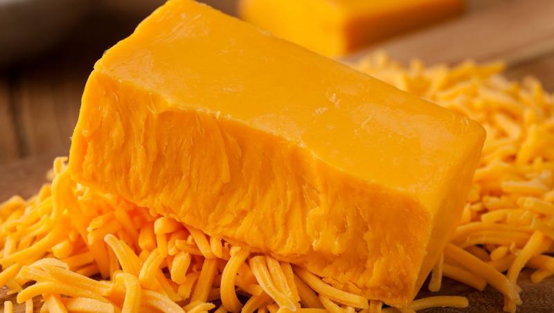 Un bătrân din UK, arestat după ce a furat brânză Cheddar în valoare de 300.000 de lire