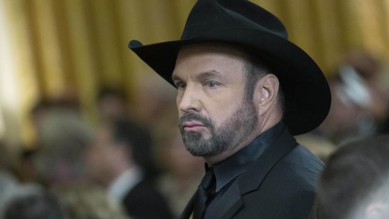 Garth Brooks, legendă a muzicii country, a fost acuzat de viol de fosta sa coafeză și make-up artist. Traumatizată, femeia s-a gândit să se sinucidă