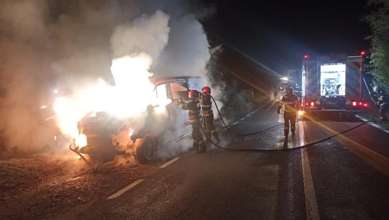 O autoutilitară a ars ca o torţă, în municipiul Suceava. Care ar fi cauza incendiului