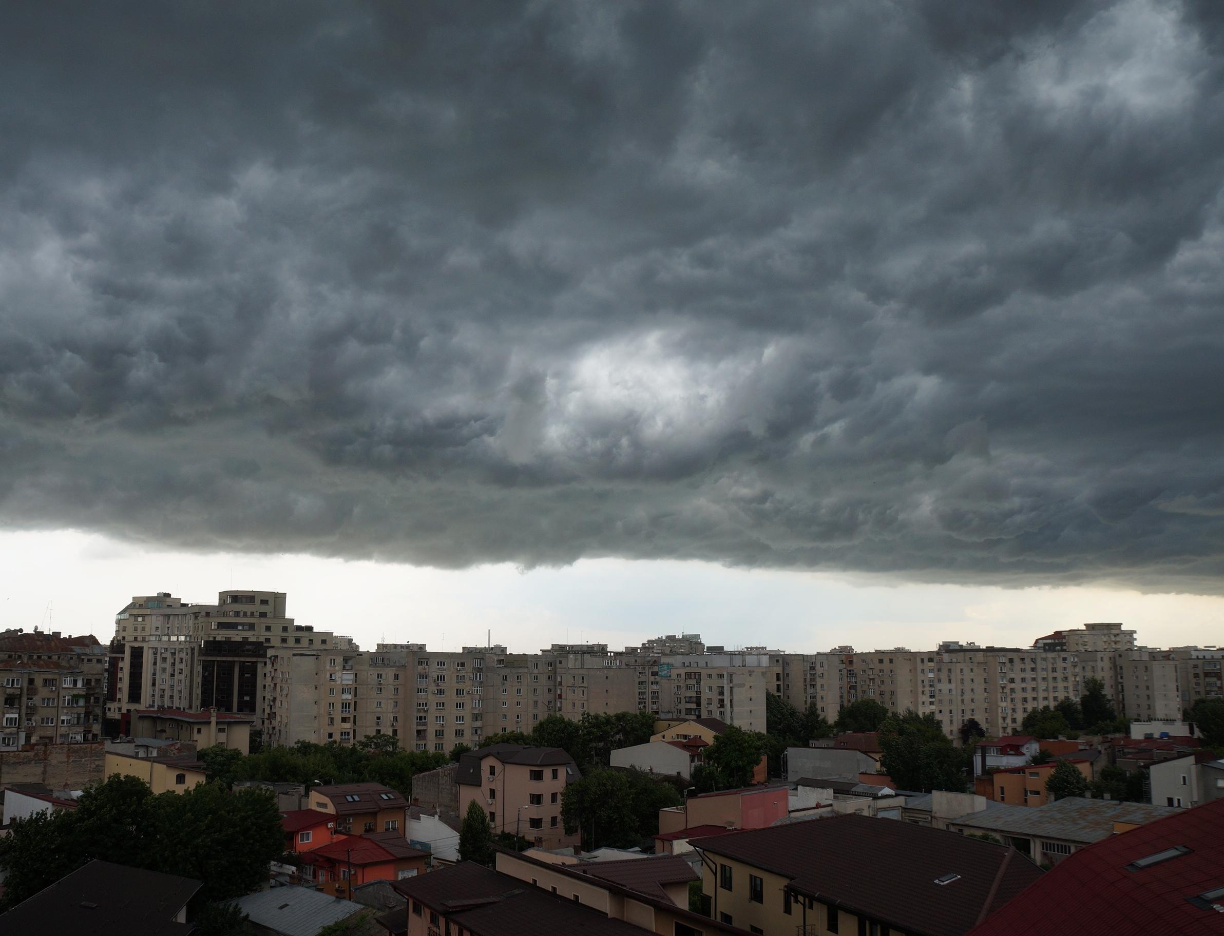 Cod galben de ploi în sud-estul și centrul României