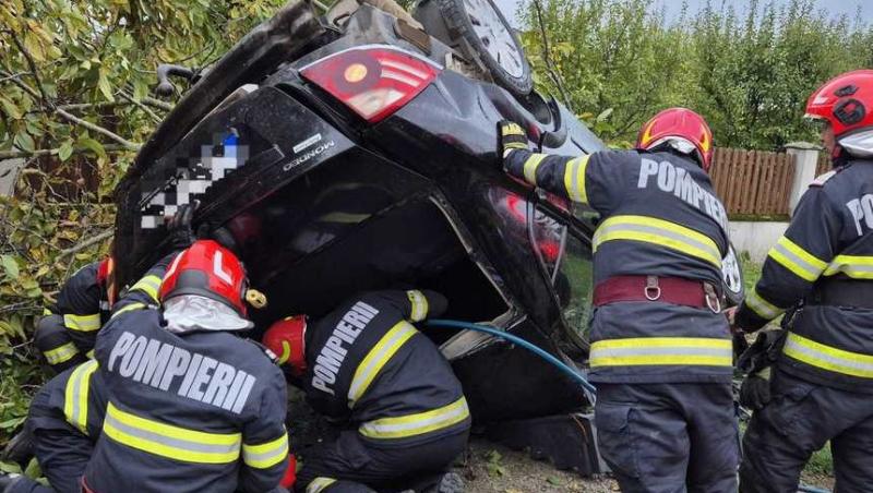 Un bebeluş şi doi tineri, răniţi după un accident teribil în Satu Mare. O maşină s-a izbit de un copac şi s-a răsturnat