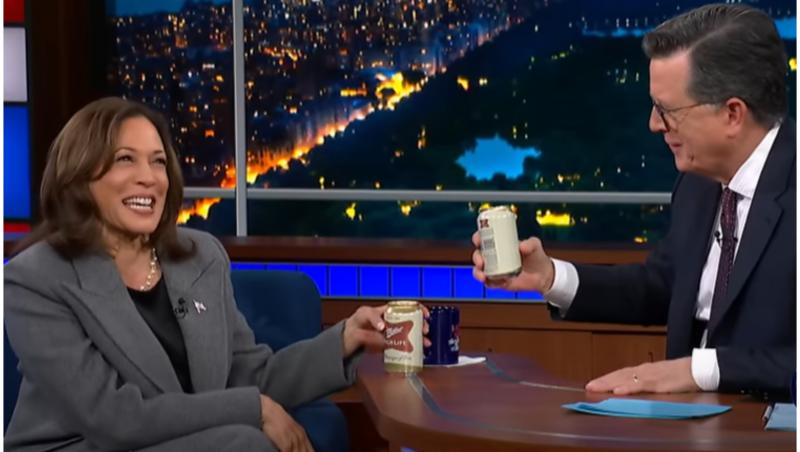 Kamala Harris a băut o bere în direct, în emisiunea "The Late Show with Stephen Colbert". Trump şi Biden nu consumă alcool