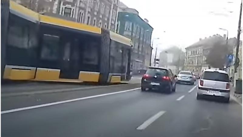 Un tramvai nou a deraiat la Timişoara, într-o curbă. Circulaţia a fost blocată