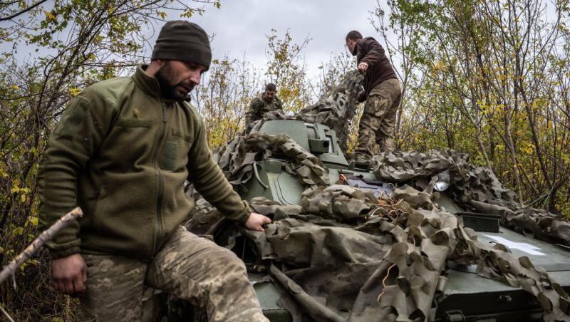 Cum au spart ruşii frontul din Doneţk. Ucrainenii au rămas fără trupe de elită, blocate în Kursk şi fără fortificaţii, pe lângă deficitul de soldaţi şi arme