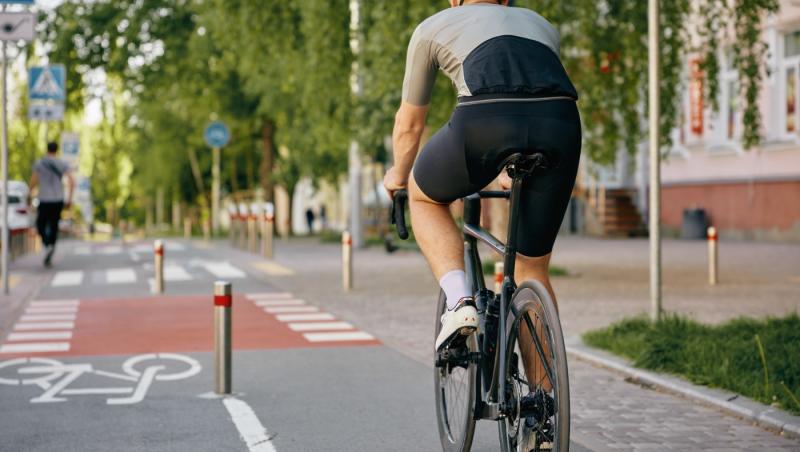 Ţara care nu mai iartă bicicliştii: amenzi dure şi închisoare dacă pedalează beţi sau cu ochii în telefon