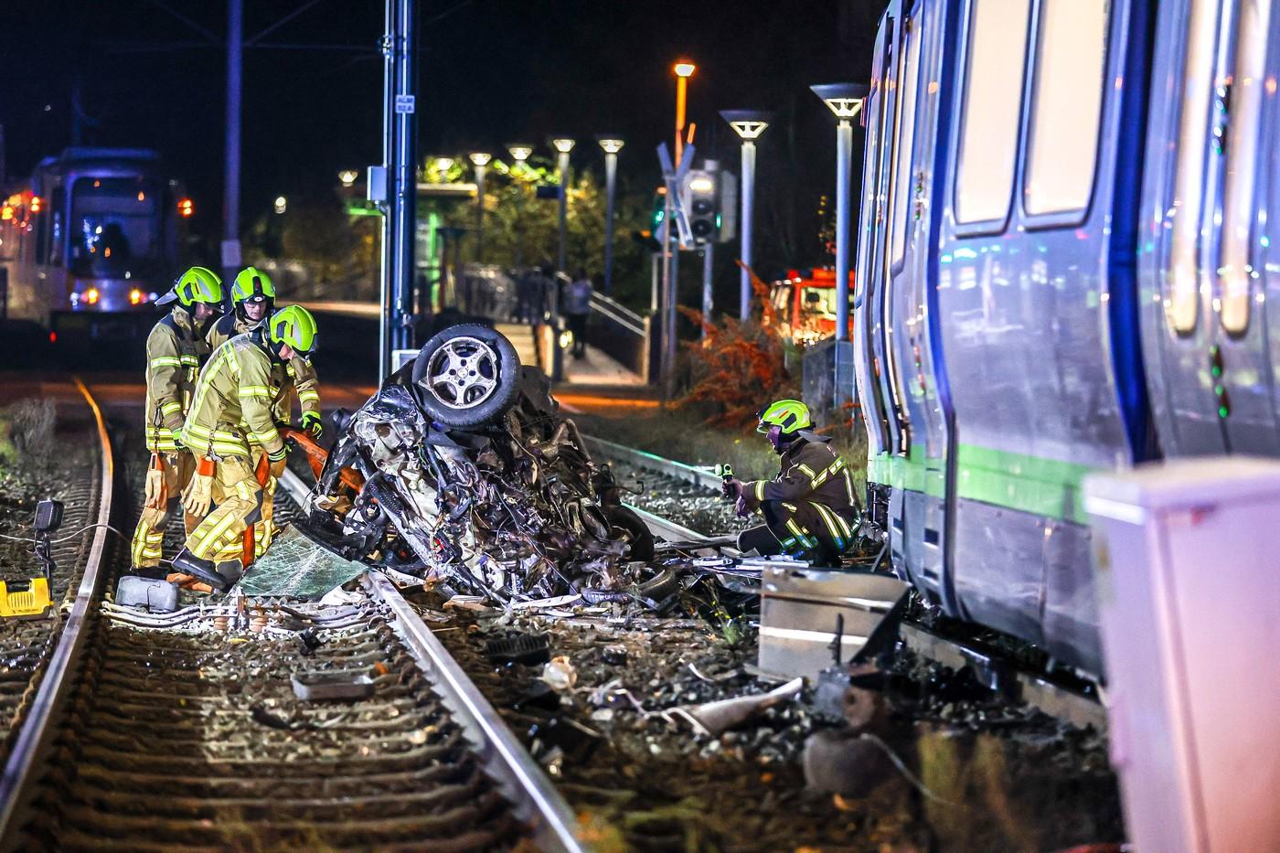 Supravieţuire miraculoasă după un accident înfiorător. Imagini de groază cu un Citroen C2 târât de tramvai zeci de metri pe şine, la Hanovra