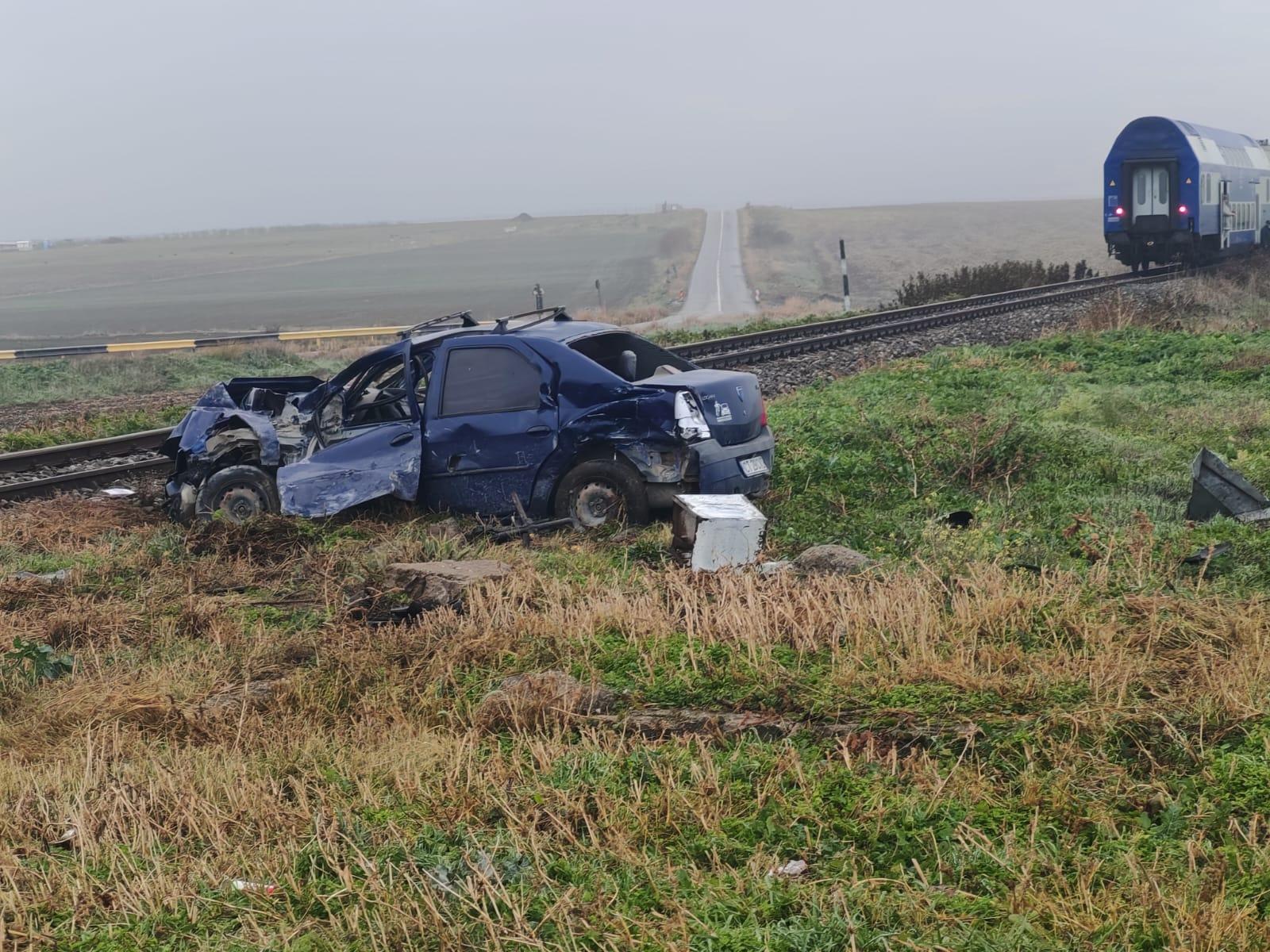 Logan spulberat de tren, în Constanța. Mașina zdrobită a fost aruncată pe câmp după impactul teribil