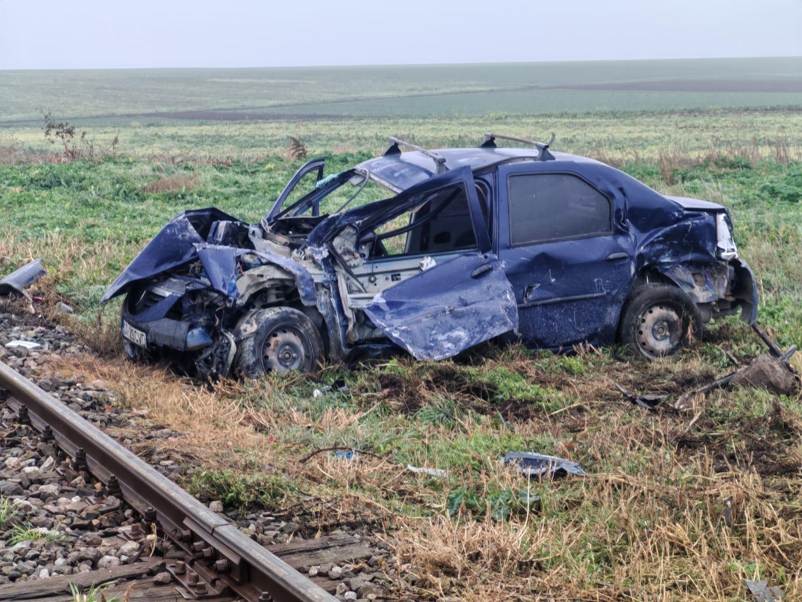 Logan spulberat de tren, în Constanța. Mașina zdrobită a fost aruncată pe câmp după impactul teribil