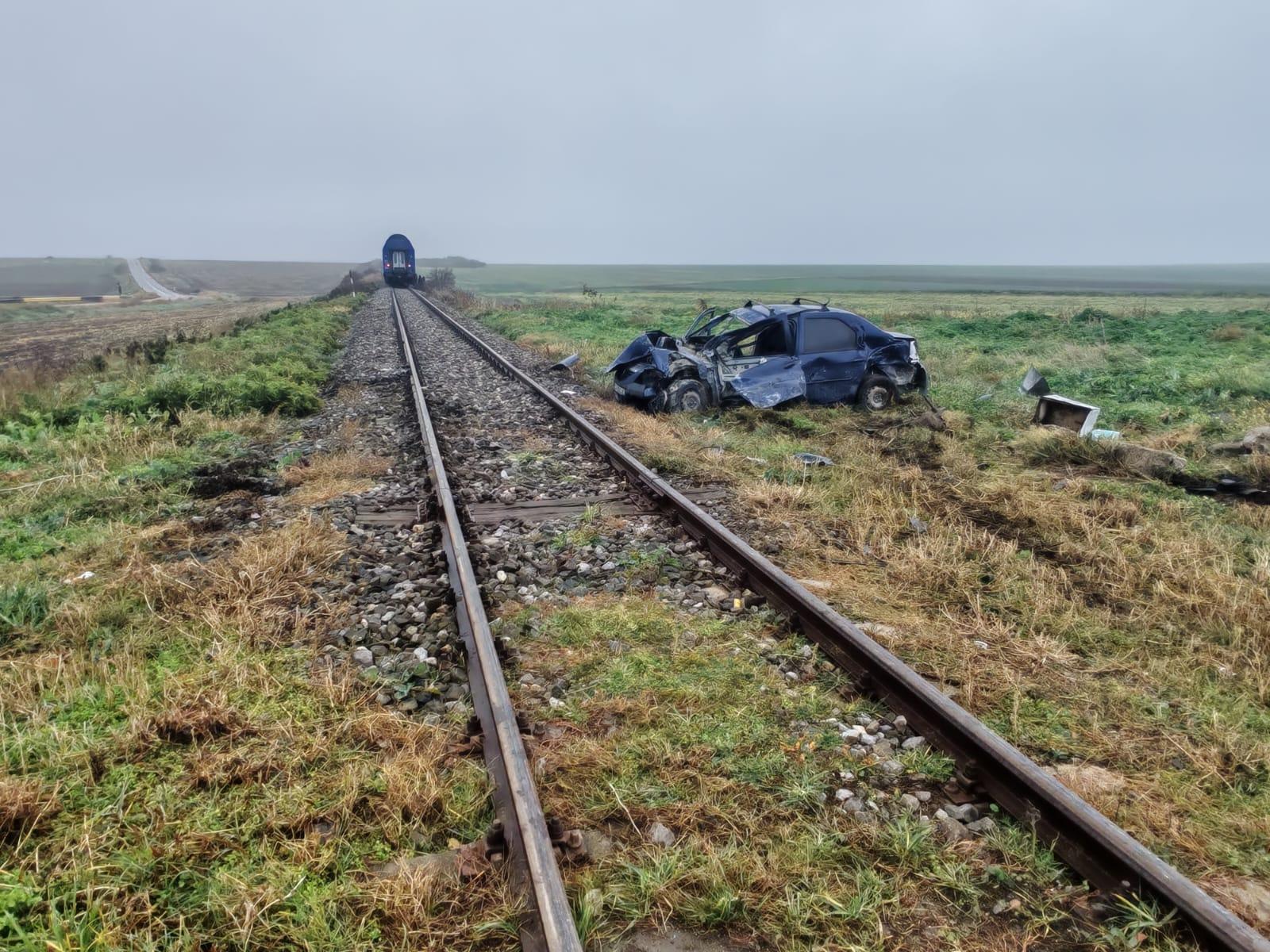 Logan spulberat de tren, în Constanța. Mașina zdrobită a fost aruncată pe câmp după impactul teribil