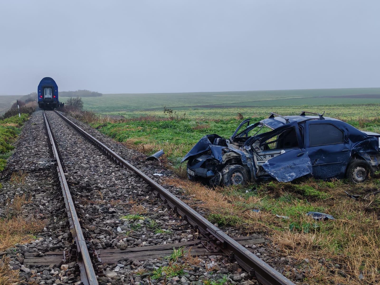 Logan spulberat de tren, în Constanța. Mașina zdrobită a fost aruncată pe câmp după impactul teribil