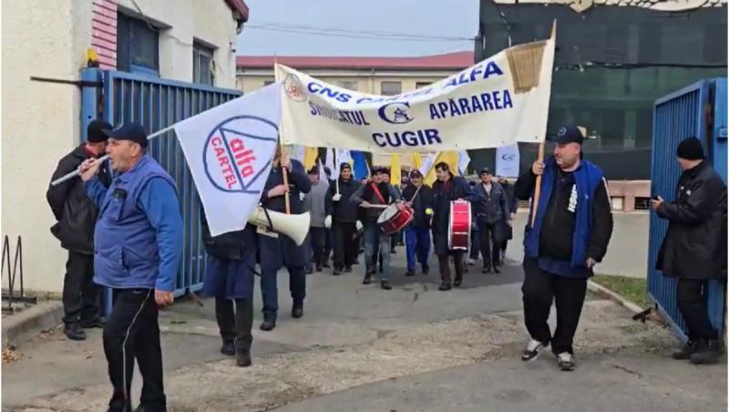 Angajaţii Fabricii de Arme din Cugir, protest din cauza lipsei comenzilor şi a salariilor mici. Cu cât sunt plătiţi muncitorii