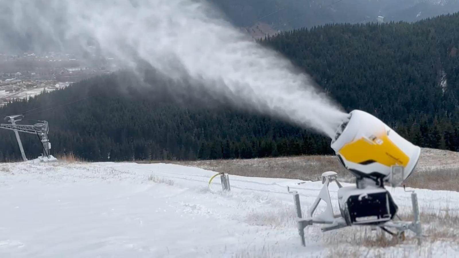 Tunurile de zăpadă artificială au fost pornite pe pârtiile din Poiana Braşov. Temperatura a ajuns la -6 grade Celsius