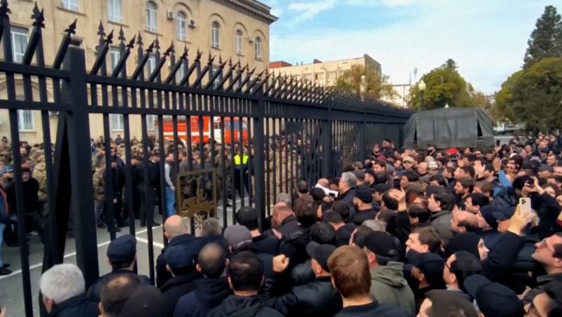 Protestele violente la adresa ruşilor continuă în Abhazia. Manifestanţii refuză să plece din Parlamentul ocupat cu o zi în urmă