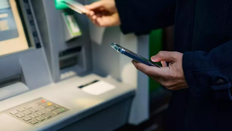 Un bătrân de 79 de ani din Suceava a fost bătut şi forţat de patru bărbaţi să meargă la bancomat ca să scoată bani