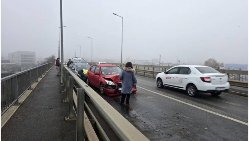 Accident în lanț, cu 16 mașini, pe o stradă din Alba Iulia. Șoferii n-au mai putut controla mașinile din cauza poleiului