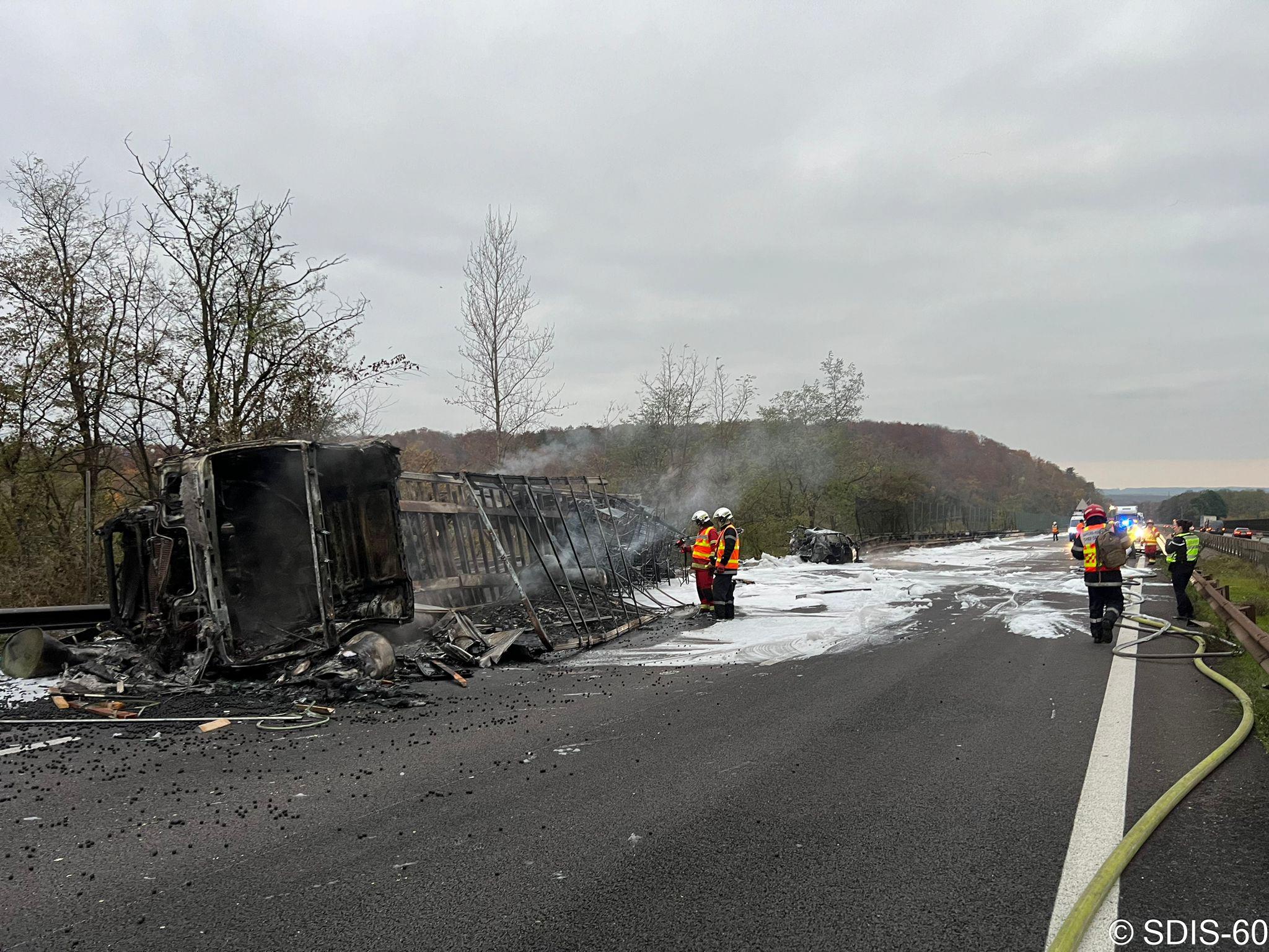 Şofer român, salvat în ultima clipă de un poliţist şi o jandarmeriţă, dintr-un TIR răsturnat pe o şosea din Franţa. Camionul a luat foc după câteva minute