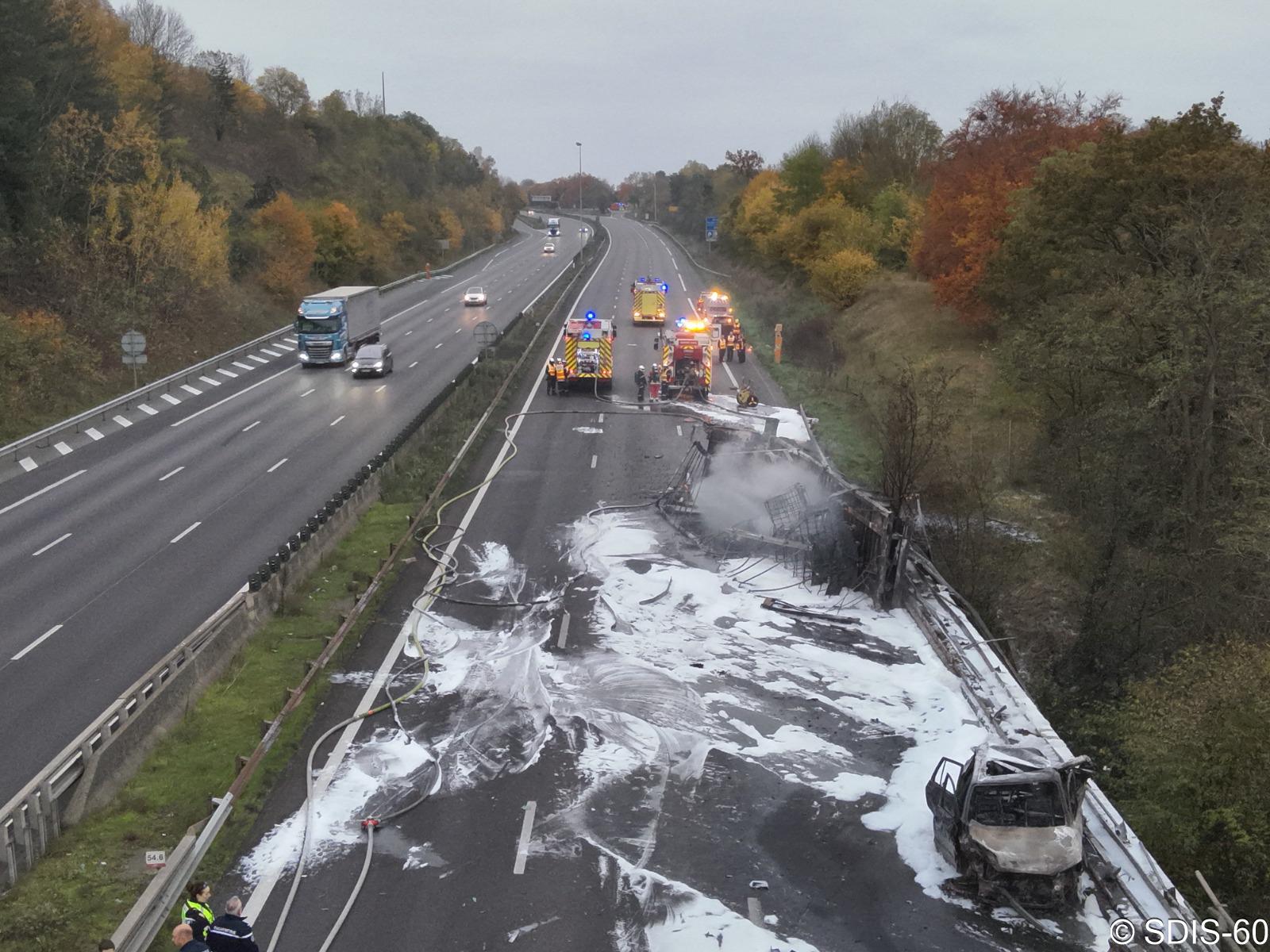 Şofer român, salvat în ultima clipă de un poliţist şi o jandarmeriţă, dintr-un TIR răsturnat pe o şosea din Franţa. Camionul a luat foc după câteva minute