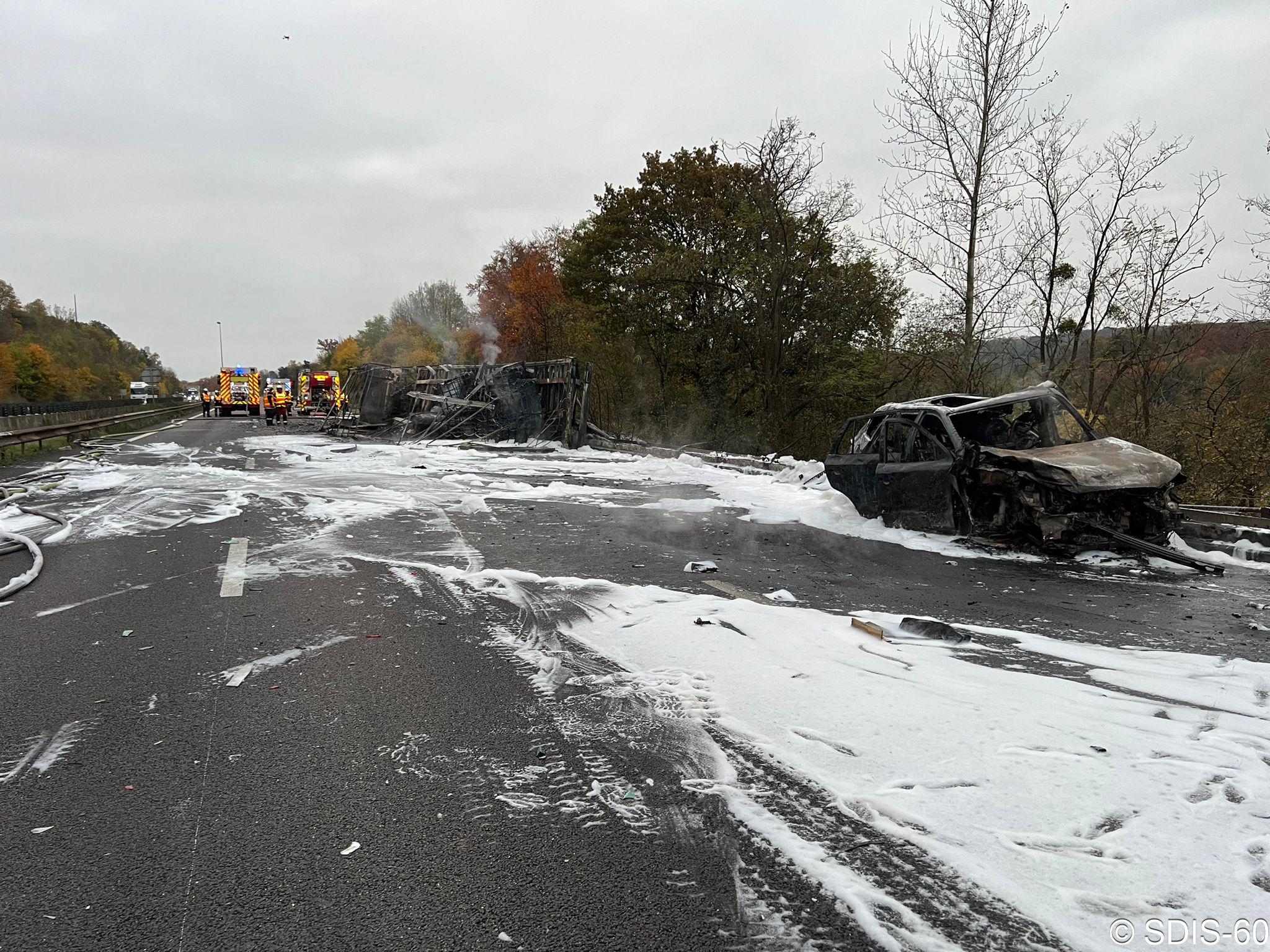 Şofer român, salvat în ultima clipă de un poliţist şi o jandarmeriţă, dintr-un TIR răsturnat pe o şosea din Franţa. Camionul a luat foc după câteva minute