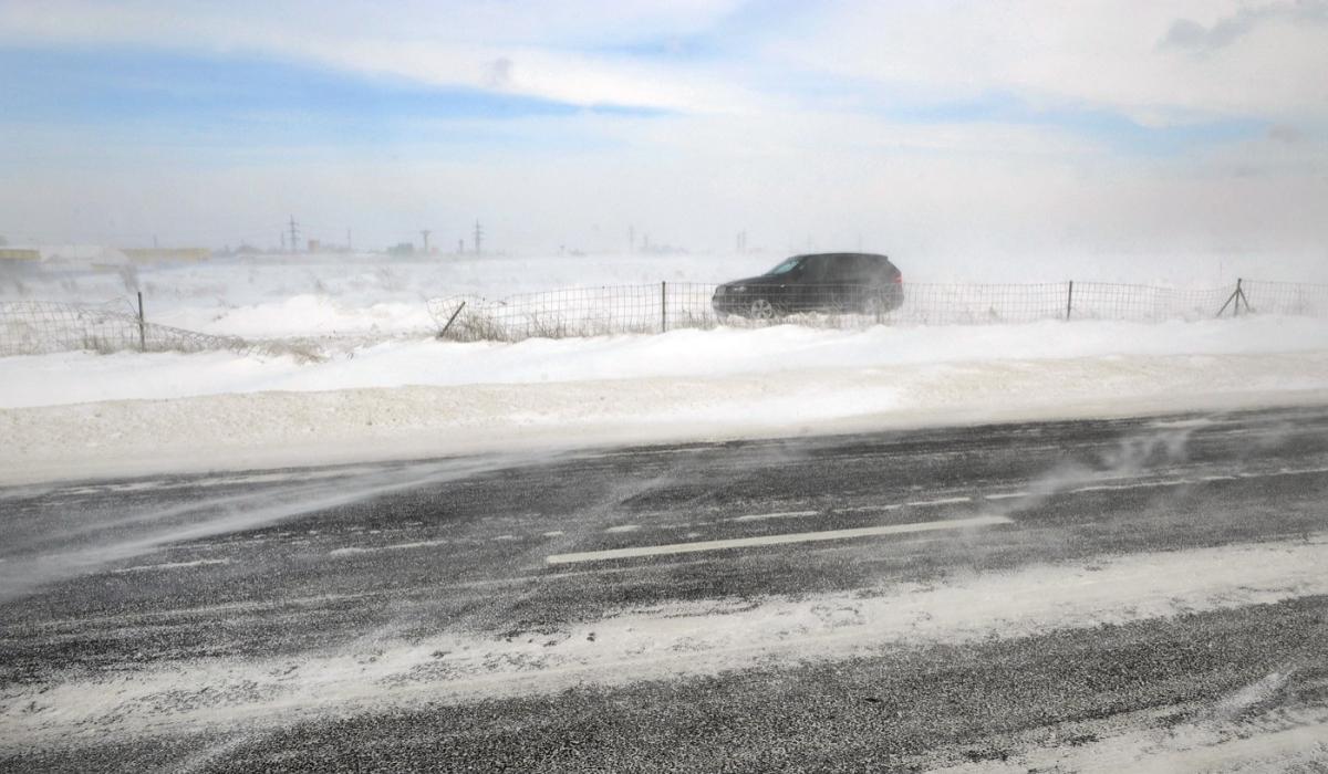 Cod roșu de viscol în șapte județe. Rafalele vor atinge 120km/h în zonele montane înalte. Avertizări de ninsori și polei în mare parte din țară