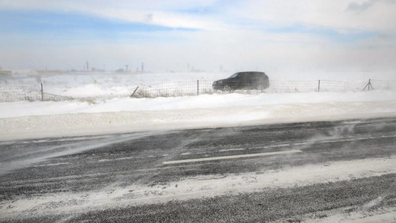 Cod roșu de viscol în șapte județe. Rafalele vor atinge 120km/h în zonele montane înalte. Avertizări de ninsori și polei în mare parte din țară