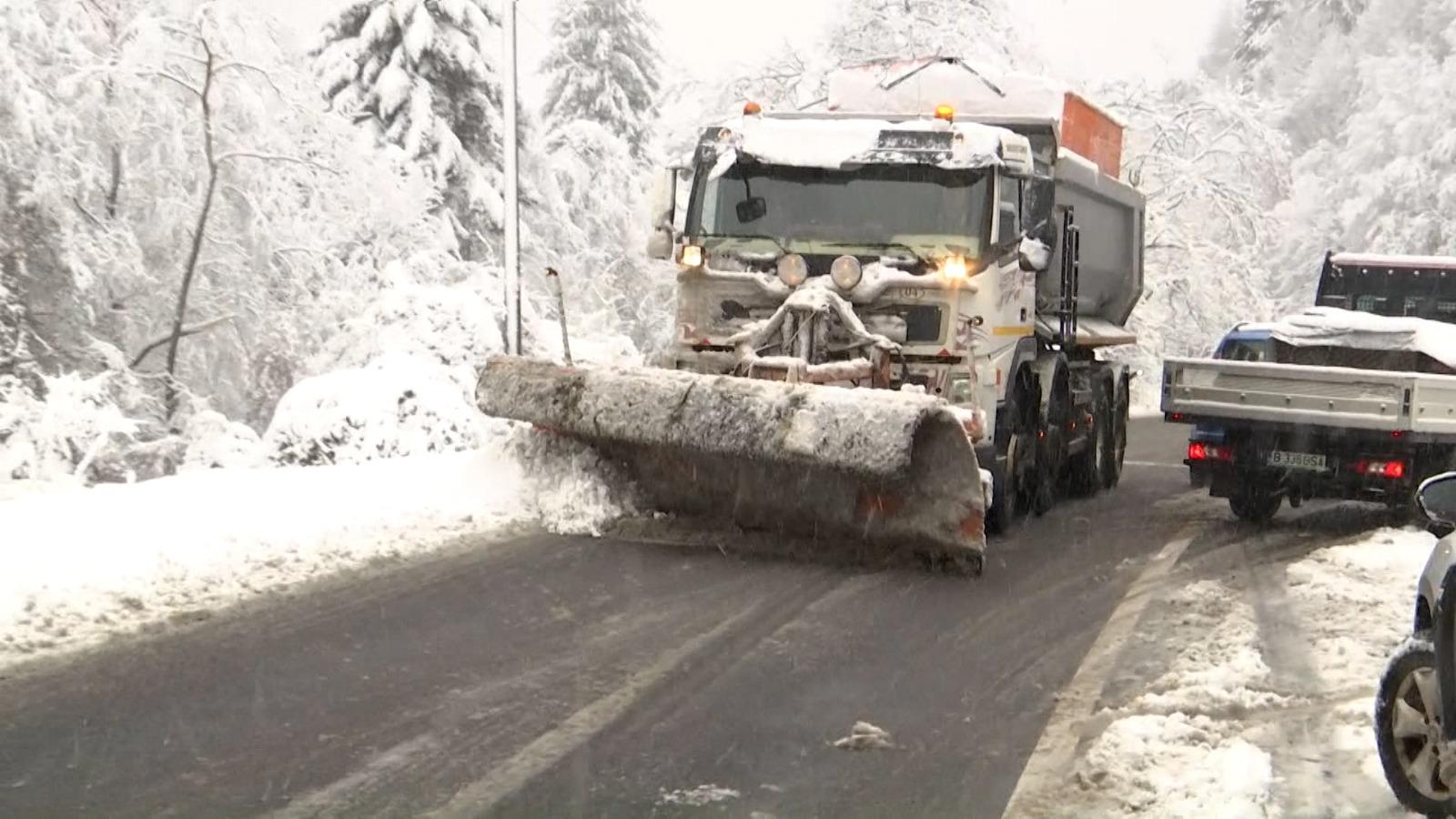 Vortexul polar a paralizat mare parte din țară. Mai multe drumuri blocate, întârzieri pe calea ferată și în aeroporturi. Când se va îndrepta vremea