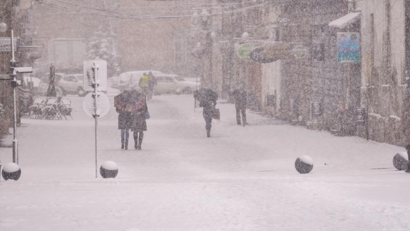 Vreme extremă: cod roşu de viscol în 7 judeţe. Unde ninge în România. Hartă meteo ANM