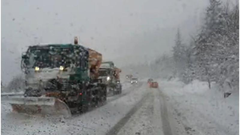 Drumuri din 13 judeţe, acoperite cu zăpadă, anunţă INFOTRAFIC. Cum se circulă pe autostrăzi