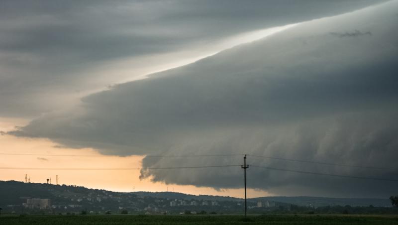 Jumătate de ţară, sub cod galben de vreme severă până sâmbătă seara. Rafalele de vânt depăşesc 50 km/oră