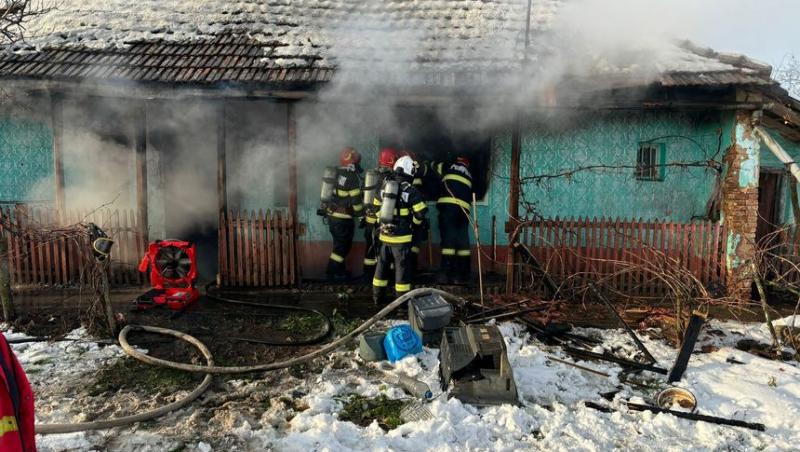 Bărbat din Bihor, găsit carbonizat după ce casa i-a fost mistuită de flăcări. De la ce ar fi pornit incendiul