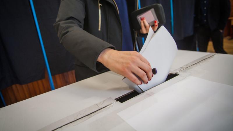 Incidente la vot. Femeie amendată cu 1.000 de lei pentru că şi-a fotografiat buletinul de vot. Amenințări într-o secție din Sectorul 5