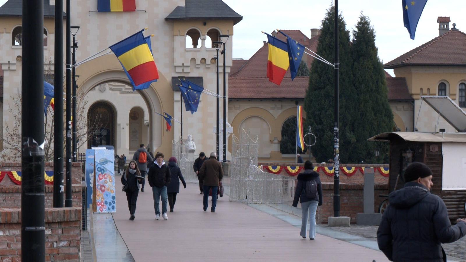 Parada de 1 Decembrie din Alba Iulia, organizată mai devreme. Suprapunerea cu alegerile a lăsat hotelurile goale