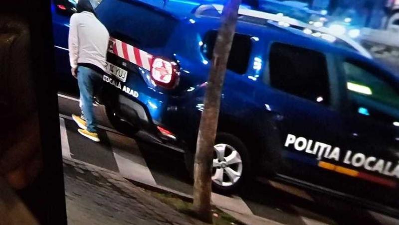 Un om al străzii a furat o maşină de poliţie de sub nasul agenţilor şi a fugit cu ea, în Arad. A făcut praf mai multe autovehicule înainte să fie prins