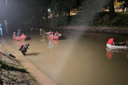 Femeie salvată de pompieri după ce a căzut în râul Bega, În Timişoara. A fost scoasă inconştientă din apă, dar cu semne vitale