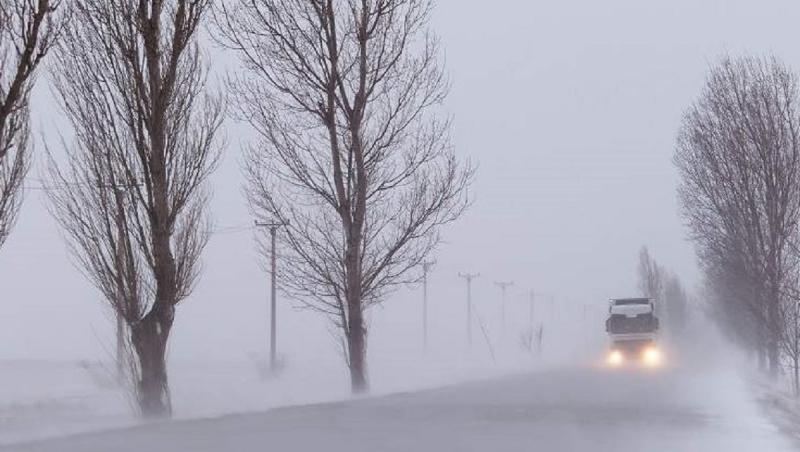 Cod galben de vreme severă în 10 judeţe, în următoarele ore. Ceaţă densă şi risc de polei pe mai multe drumuri din ţară