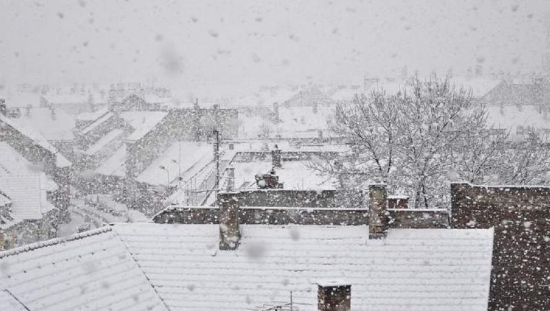 Alertă meteo de ploi, lapoviţă şi ninsori în toată ţara, din această seară. ANM anunţă strat consistent de zăpadă la munte