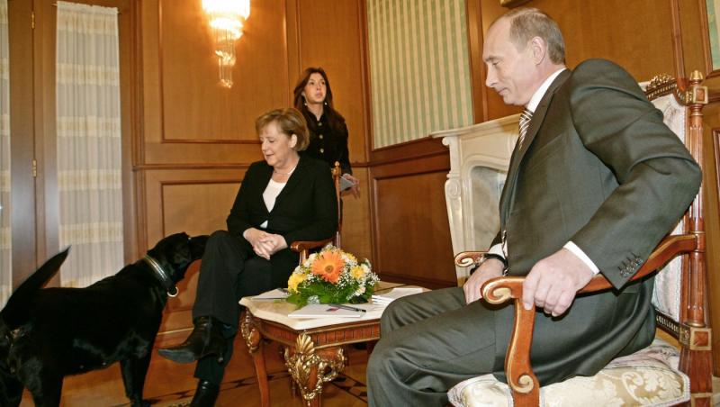 Putin îşi cere scuze de la Angela Merkel, speriată de câinele său în 2007: "Nu ştiam că îi este frică"