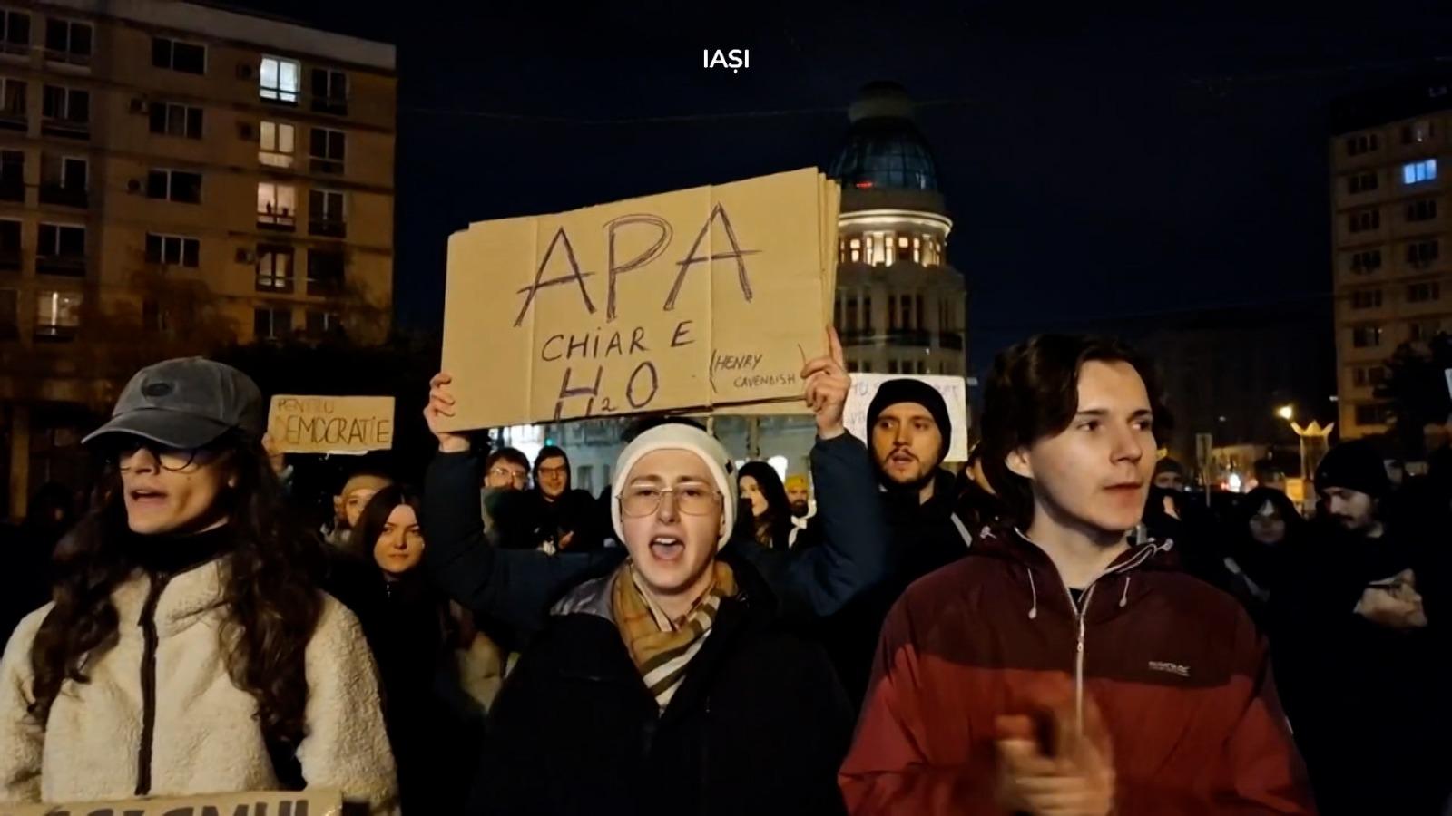 A patra seară de proteste în Capitală şi în marile oraşe din ţară. Decizia CCR a pus gaz pe foc; oamenii au ieşit şi mai furioşi în stradă