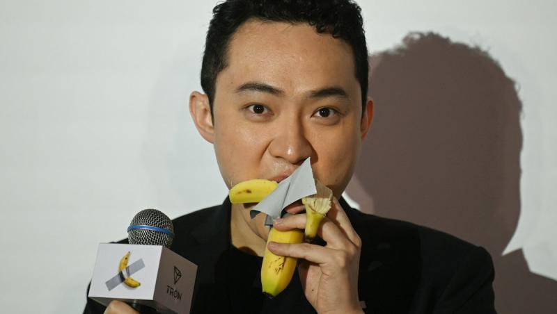 Antreprenorul Justin Sun a mâncat banana care l-a costat 6,2 milioane de dolari: "Este chiar foarte bună"