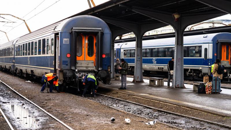 Un bărbat s-a urcat pe copertina unui peron, în Gara de Nord, și a refuzat să coboare. Întârzieri de peste 3 ore