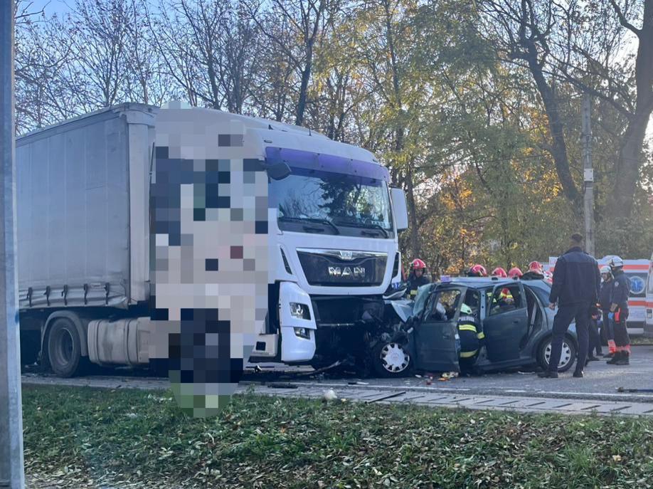 Accident teribil în Gorneşti, Mureş. Patru oameni au sfârşit pe loc după ce o maşină s-a ciocnit frontal cu un TIR