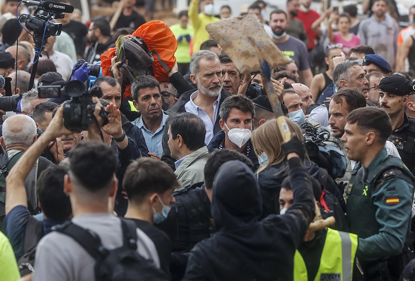 Reacţia reginei Letizia după ce ea şi regele Felipe au fost atacaţi cu noroi de protestatari. "Cum să nu fie supăraţi?"