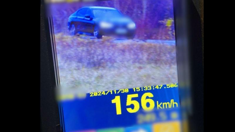 Ce a păţit un tânăr vitezoman, prins în Timiş cu 156 km/h. Gonea pe un drum cu limită de viteză de 50 km/h