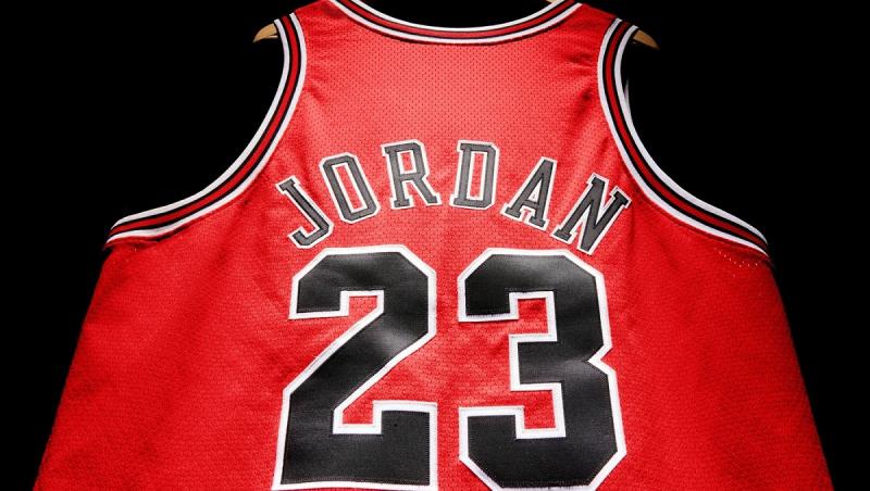 Maiou de joc purtat de legendarul Michael Jordan, în sezonul 1996-1997, vândut pentru o sumă uriaşă la licitaţie