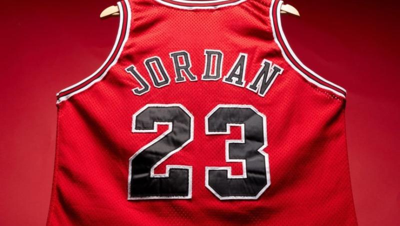 Un tricou purtat de Michael Jordan la Chicago Bulls, vândut cu peste 4 milioane de euro la licitaţie