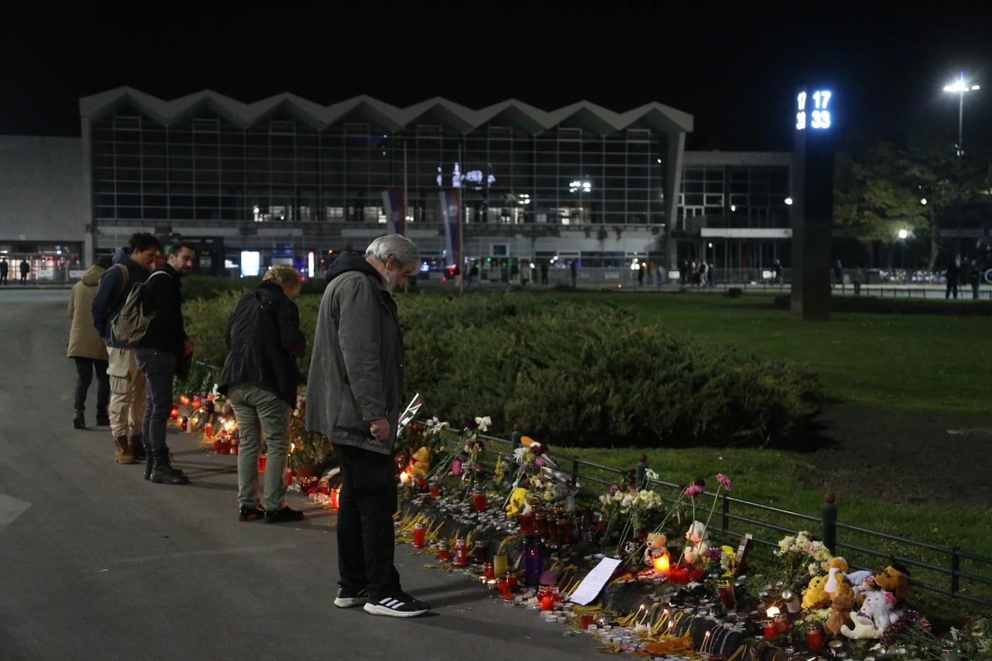 Proteste violente în Serbia după tragedia care a ucis 14 persoane. Manifestanţii au vandalizat primăria din Novi Sad