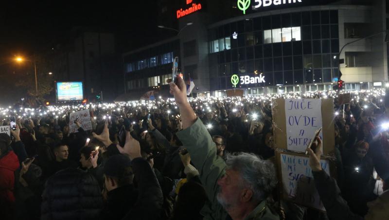 Proteste violente în Serbia după tragedia care a ucis 14 persoane. Manifestanţii au vandalizat primăria din Novi Sad