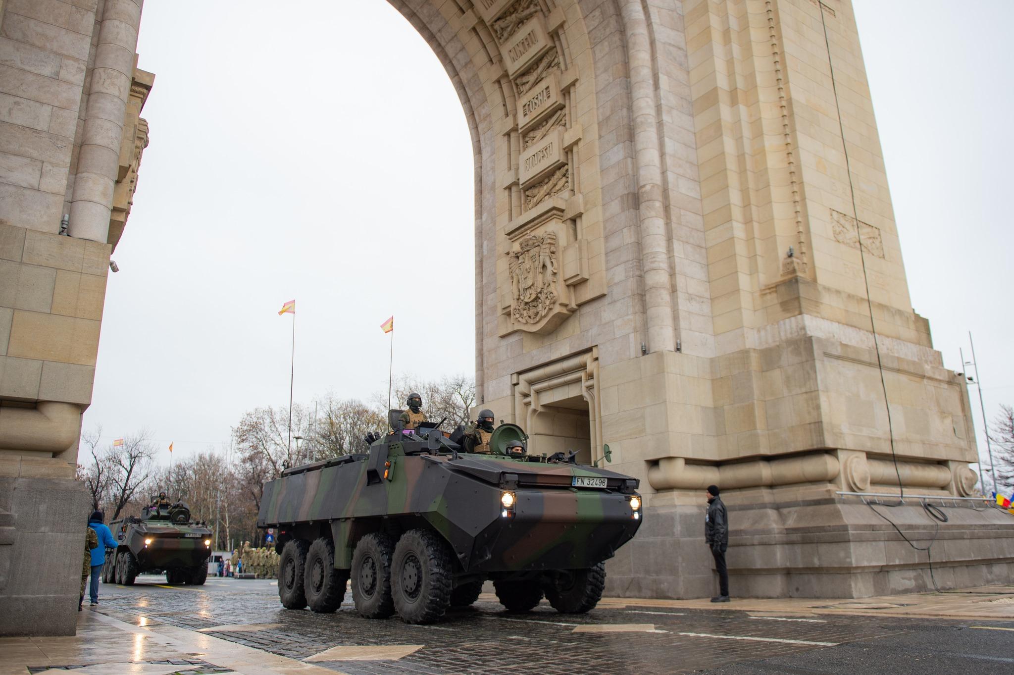 Paradă militară de Ziua Naţională a României