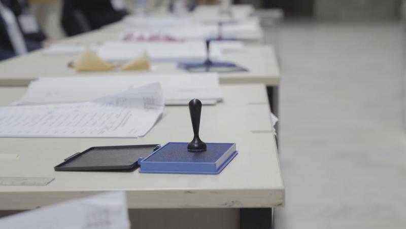 Incident într-o secţie de vot din Cluj. Un bărbat a vrut să ofere ciocolată, dar s-a răzgândit şi a făcut scandal